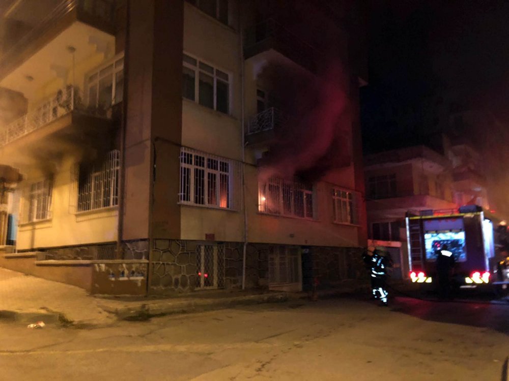 Doğum günü kutlarken evi yaktılar