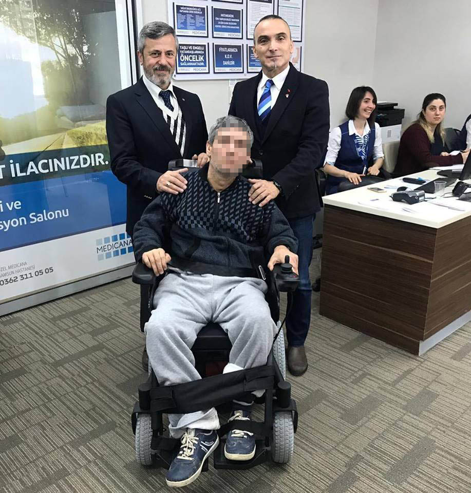 Kadınlar yemeği engelli vatandaşa el ayak oldu