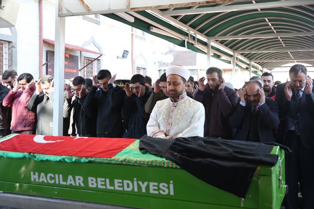 Cenazede hayvan hakları vaazı gerginliği