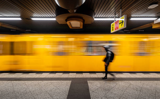 Ülkeden ayrılana bedava tren bileti ve para