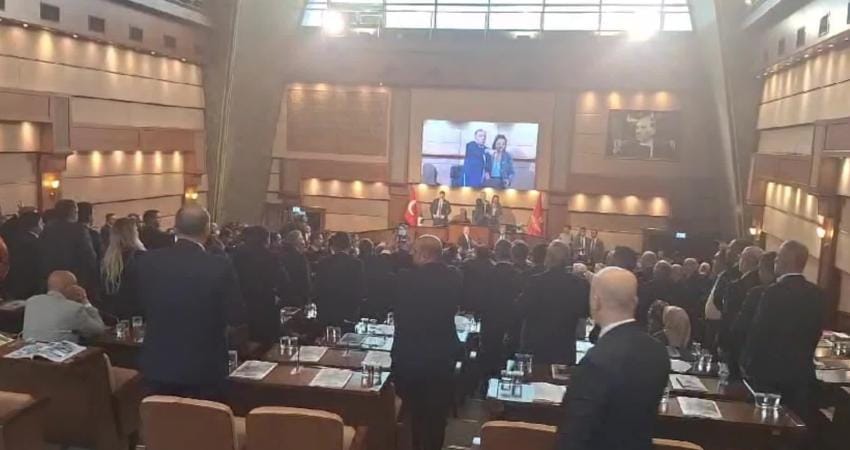 İBB Meclisi’nde kavga çıktı! Su ve kitapçıklar havada uçuştu