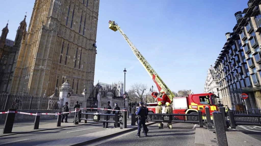Big Ben’e tırmandı: Çıplak ayaklı protestocunun cesur Filistin eylemi!