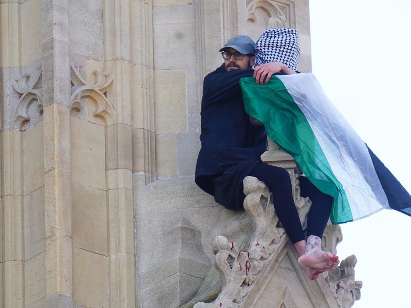 Big Ben’e tırmandı: Çıplak ayaklı protestocunun cesur Filistin eylemi!