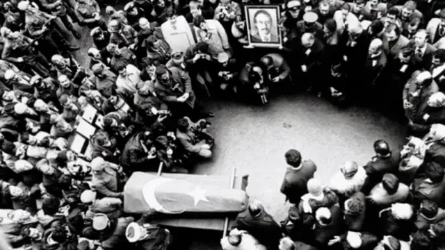 Bu nedenle Türkiye’nin yakın tarihindeki siyasi cinayetlerin bir bölümünde artık “Kim öldürdü?” sorusundan çok “Cinayetin arkasındaki bütün yapı ortaya çıkarıldı mı?” sorusu önem taşıyor.

Aradan geçen onlarca yıla rağmen bazı dosyaların hâlâ mahkeme salonlarında, bazılarının yeniden araştırma masalarında olması ise Türkiye’nin yakın tarihindeki bu karanlık dönemin henüz tamamen kapanmadığını gösteriyor.