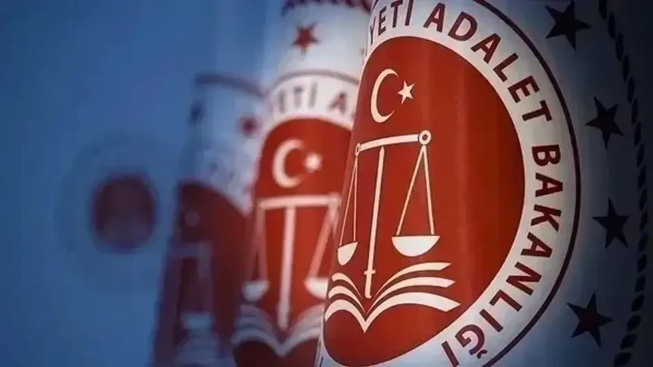 Aradan geçen onlarca yılın ardından faili meçhul cinayetler 2026 yılında yeniden Türkiye’nin gündemine girdi.

Adalet Bakanlığı bünyesinde Faili Meçhul Suçları Araştırma Daire Başkanlığı kuruldu. Adalet Bakanı Akın Gürlek’in Temmuz 2026’da yaptığı açıklamaya göre zamanaşımına uğramamış yaklaşık 680 dosya incelemeye alındı ve yeni bir çalışma başlatıldı.

Uğur Mumcu dosyasının yeniden ele alınması ve Musa Anter ailesinin yeni başvurusu da yıllardır kapanmış görünen siyasi cinayet dosyalarının yeniden gündeme gelebileceğini gösteriyor.
