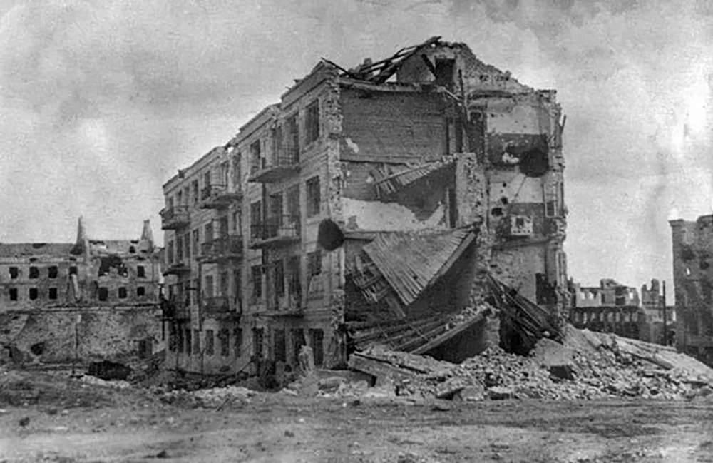 Binanın ilk ele geçirilmesinin ardından Sovyet birliklerinden takviye alan savunma ekibinin sayısı yaklaşık 20 ila 30 asker arasında değişiyordu. Farklı milletlerden askerlerin de yer aldığı birlik, yaklaşık iki ay boyunca Alman saldırılarına karşı direnmeyi başardı.