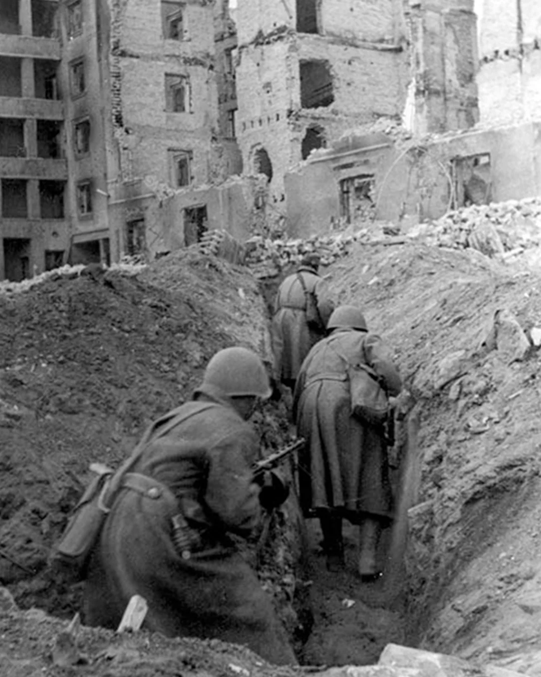 1942 yılının sonbaharında Volga Nehri'ne hâkim stratejik bir noktada bulunan dört katlı sıradan bir apartman, Sovyet askerleri için kritik bir savunma hattına dönüştü. 

Çavuş Yakov Pavlov komutasındaki küçük bir birlik, Alman kuvvetlerinin kontrolündeki bölgeden binayı geri aldı ve kısa sürede burayı adeta küçük bir kaleye çevirdi.