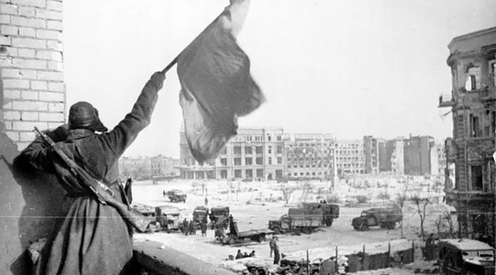 Alman birlikleri binayı ele geçirmek için topçu ateşi, tank desteği ve piyade saldırıları düzenledi. Ancak her saldırı, binadaki Sovyet savunmasıyla karşılaştı. Stratejik konumu nedeniyle Volga Nehri çevresini kontrol edebilen yapı, Alman ilerleyişini yavaşlatan önemli noktalardan biri oldu.