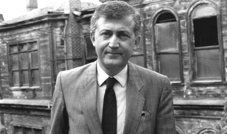 Akademisyen, eski Kültür Bakanı ve Cumhuriyet gazetesi yazarı Ahmet Taner Kışlalı, 21 Ekim 1999’da Ankara’daki evinin önünde uğradığı bombalı saldırıda yaşamını yitirdi.

Kışlalı’nın otomobilinin üzerine bırakılan bombalı paketi fark ederek eline aldığı sırada patlama meydana geldi.

Kışlalı suikastı da Uğur Mumcu, Muammer Aksoy ve Bahriye Üçok cinayetleriyle birlikte Umut Davası kapsamında yargılamaya konu oldu.

Davada çeşitli mahkûmiyet kararları verilirken, Anayasa Mahkemesinin bazı sanıkların adil yargılanma haklarının ihlal edildiğine karar vermesinin ardından yeniden yargılama süreçleri yaşandı.

Umut Davası kapsamında firari sanık Oğuz Demir hakkındaki dosya ise ayrıldı ve yargılama devam ediyor.