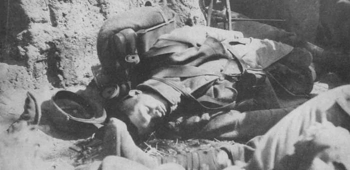 6 Ağustos sabahı Alman birlikleri, uygun hava koşullarının oluşmasının ardından kaleye doğru yoğun miktarda klor gazı saldı. Gaz bulutu kısa sürede Rus savunma hatlarını kapladı. O dönemde gaz maskesi bulunmayan askerlerin büyük bölümü saldırıdan ağır şekilde etkilendi. Zehirli gaz nedeniyle birçok asker hayatını kaybederken, hayatta kalanlar ciddi solunum sorunları, yanıklar ve iç kanamalarla mücadele etmek zorunda kaldı.