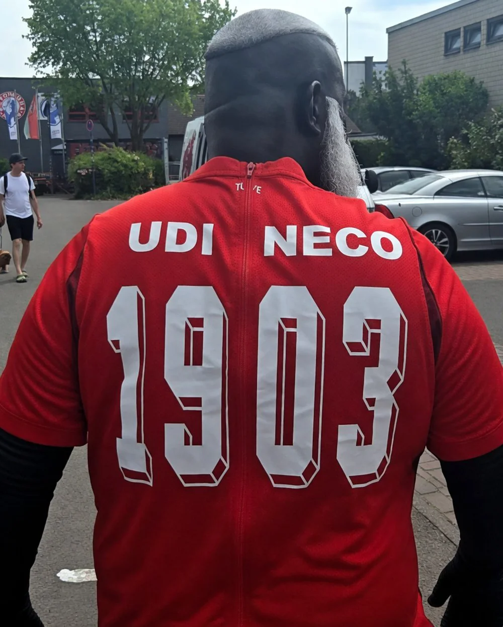 Siyaha boyadığı yüzü, beyaz saç ve sakalları ile futbolseverlerin hafızasında yer edinen Udi Neco, özellikle EURO 2024 turnuvasında geniş kitleler tarafından tanındı.