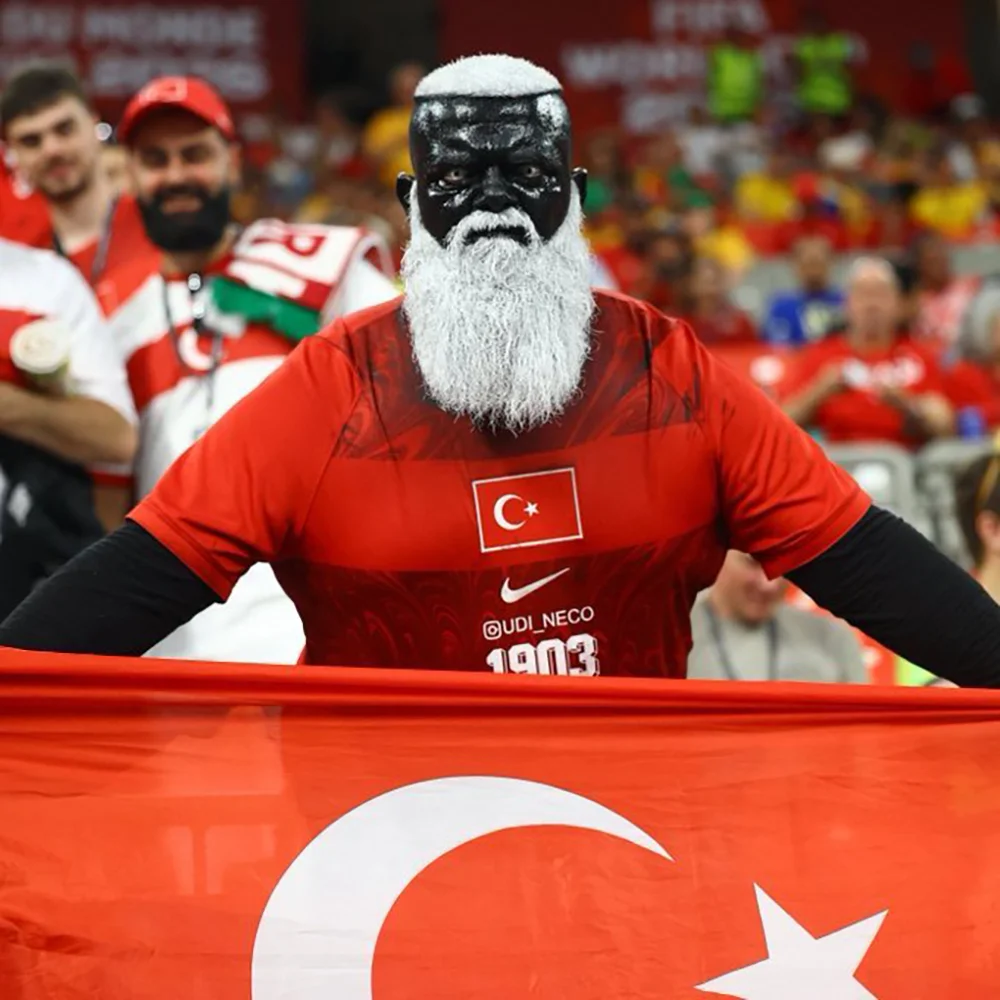 Son yıllarda milli takım maçlarında ve büyük turnuvalarda sık sık görüntülenen Necdet Ölçerman, EURO 2024 döneminde de sosyal medyada geniş kitleler tarafından tanınmıştı.