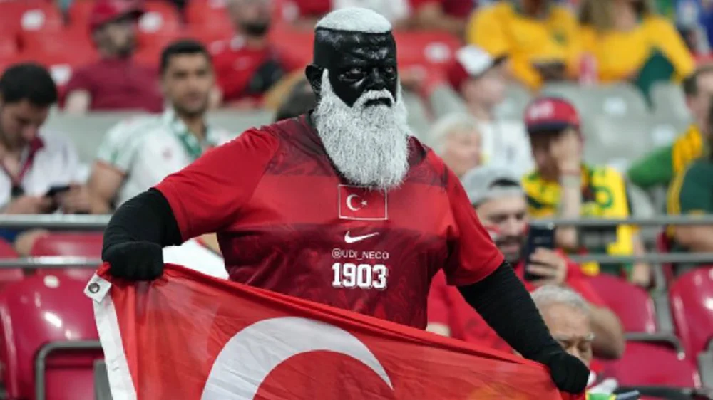 Dünya Kupası boyunca farklı ülkelerden taraftarların renkli görüntüleri gündem olmaya devam ederken, Türk taraftar kültürünü temsil eden isimlerden biri olan Udi Neco’nun görüntüleri de uluslararası futbol kamuoyunda geniş yankı uyandırdı.