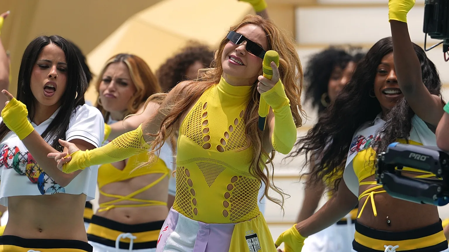 Meksika’daki Estadio Azteca’da gerçekleştirilen törende Shakira, Nijeryalı sanatçı Burna Boy ile birlikte Dünya Kupası marşı “Dai Dai”yi ilk kez canlı seslendirdi.