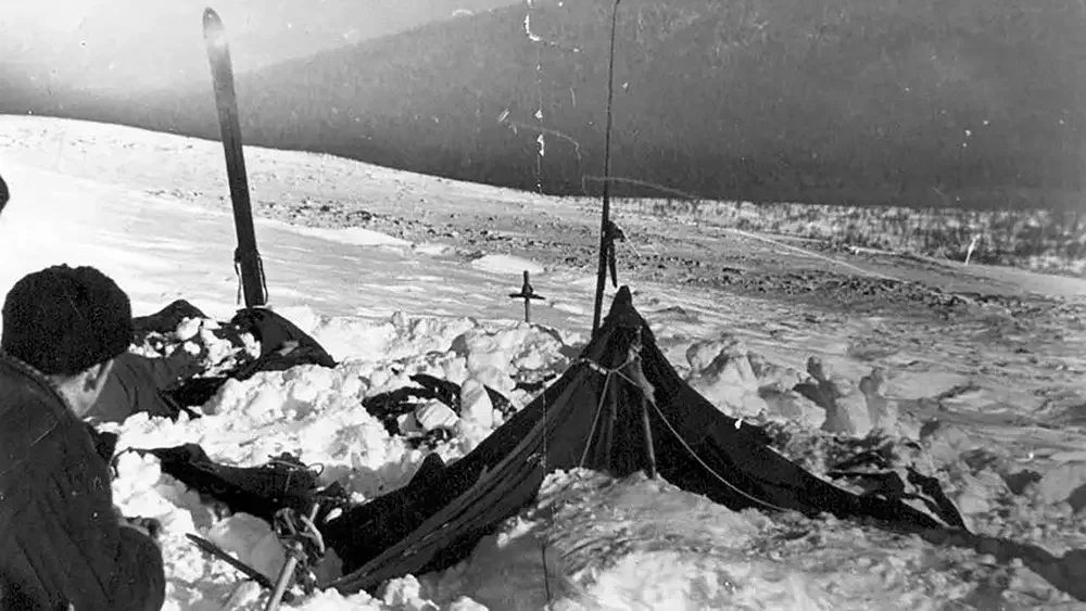Grup, 1 Şubat 1959'da Kholat Syakhl Dağı'nın yamacında kamp kurdu. Dağcılardan bir daha haber alınamayınca başlatılan arama çalışmalarında çadıra 26 Şubat'ta ulaşıldı.

Ekiplerin karşılaştığı manzara olayın gizemini başlattı.

Dağcıların eşyaları, kıyafetleri ve ayakkabılarının önemli bölümü çadırdaydı. Ancak çadırın kumaşı içeriden kesilmişti.

Bulgular, grubun çadırı büyük bir panikle terk ettiğini gösteriyordu. Üstelik bazı dağcılar dondurucu soğuğa yeterli kıyafetleri ve ayakkabıları olmadan çıkmıştı.