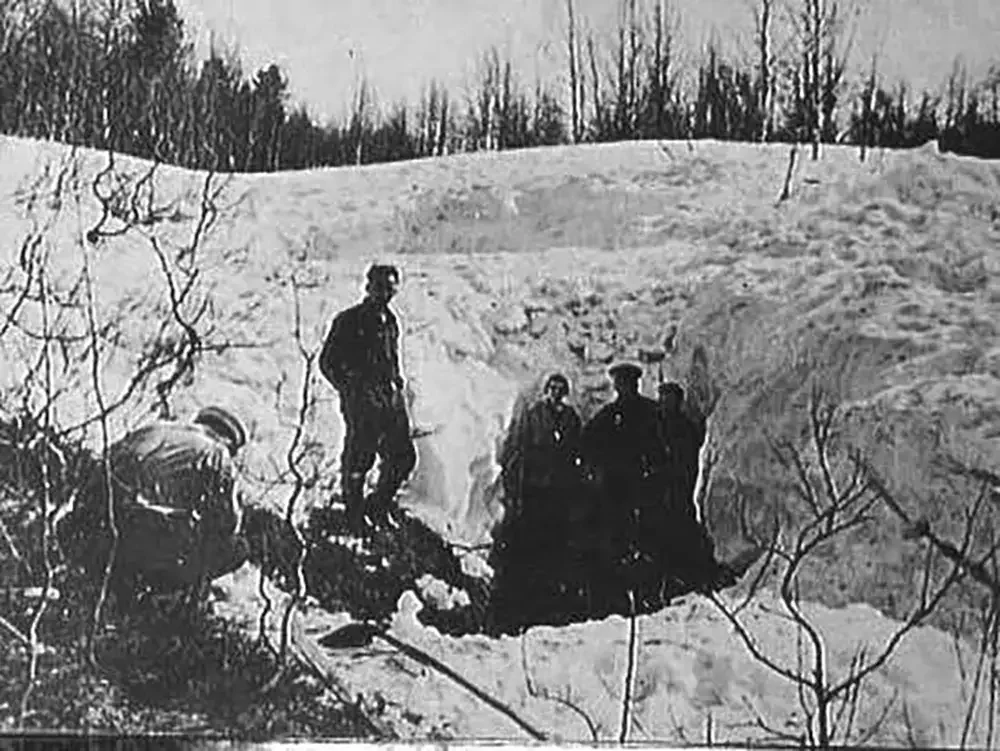 Arama ekipleri ilk iki cesedi çadırdan yaklaşık 1,5 kilometre uzaklıktaki bir sedir ağacının yakınında buldu. Burada yakılmış bir ateşin izlerine de rastlandı.

Üç dağcının cesedi ise ağaç ile çadır arasındaki bölgede bulundu. Bu kişilerin yeniden çadıra ulaşmaya çalışırken hayatını kaybettiği değerlendirildi.

Kayıp dört kişinin cesetlerine ancak Mayıs ayında karların erimeye başlamasının ardından ulaşıldı.

Yapılan incelemelerde grubun bazı üyelerinin hipotermi nedeniyle öldüğü belirlenirken, bazı cesetlerdeağır göğüs ve kafatası yaralanmalarıtespit edildi.

Bir dağcının dilinin bulunmaması ve bazı cesetlerde görülen yumuşak doku kayıpları ise olayın yıllarca komplo teorileriyle anılmasına neden oldu.