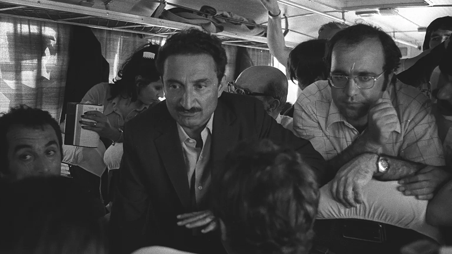 Türkiye’nin siyasi tarihi, aradan onlarca yıl geçmesine rağmen tüm yönleriyle aydınlatılamayan cinayetlerle dolu.

Özellikle 1970’lerin sonlarından 2000’li yılların başına uzanan dönemde gazeteci, akademisyen, siyasetçi ve aydınlara yönelik gerçekleştirilen suikastlar yalnızca kurbanları değil, Türkiye’nin siyasi hayatını da derinden etkiledi.

Bazı cinayetlerde tetikçiler yakalandı, bazı dosyalarda örgüt bağlantıları ortaya çıkarıldı ve mahkûmiyet kararları verildi. Buna rağmen birçok olayda cinayetin arkasındaki bütün yapı ve azmettiricilerin ortaya çıkarılıp çıkarılmadığı tartışması hiç sona ermedi.