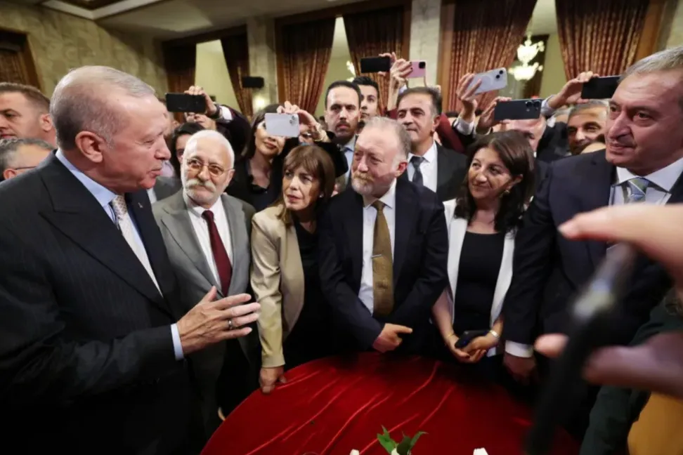 Teklifte özellikle kasten öldürme başta olmak üzere bazı ağır suçlar kapsam dışında tutuluyor. Bu suçlardan hüküm giyenlerin düzenlemeden yararlanamayacağı belirtiliyor.