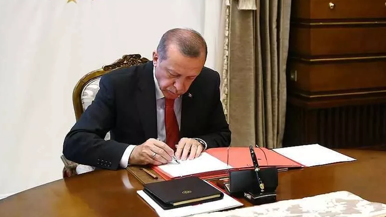 Hayır. Öncelikle güvenlik kurumlarının, örgütün silah bıraktığını ve faaliyetlerine tamamen son verdiğini tespit etmesi gerekiyor. Ardından bu durumun Milli Güvenlik Kurulu (MGK) tarafından teyit edilmesi ve kararın Resmî Gazete'de yayımlanması şartı bulunuyor. Bu gerçekleşmeden düzenleme uygulanmayacak.