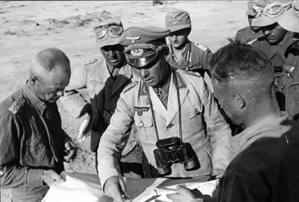 Erwin Rommel, günümüzde hâlâ II. Dünya Savaşı'nın en çok konuşulan askeri isimleri arasında yer alıyor.

Bir yandan askeri stratejileri ve savaş alanındaki başarılarıyla anılırken, diğer yandan Nazi Almanyası'nın üst düzey komutanlarından biri olması nedeniyle tarihçilerin farklı değerlendirmelerine konu oluyor.