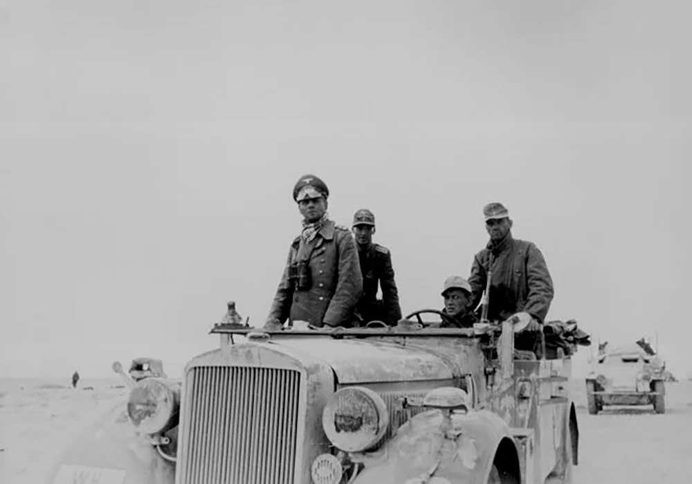 1944 yılında Rommel, Batı Cephesi'nde Müttefiklerin beklenen çıkarmasına karşı savunma hazırlıklarında görev aldı.

Normandiya Çıkarması öncesinde Alman savunmasını güçlendirmeye çalışan Rommel, Müttefik hava saldırılarında yaralandı.