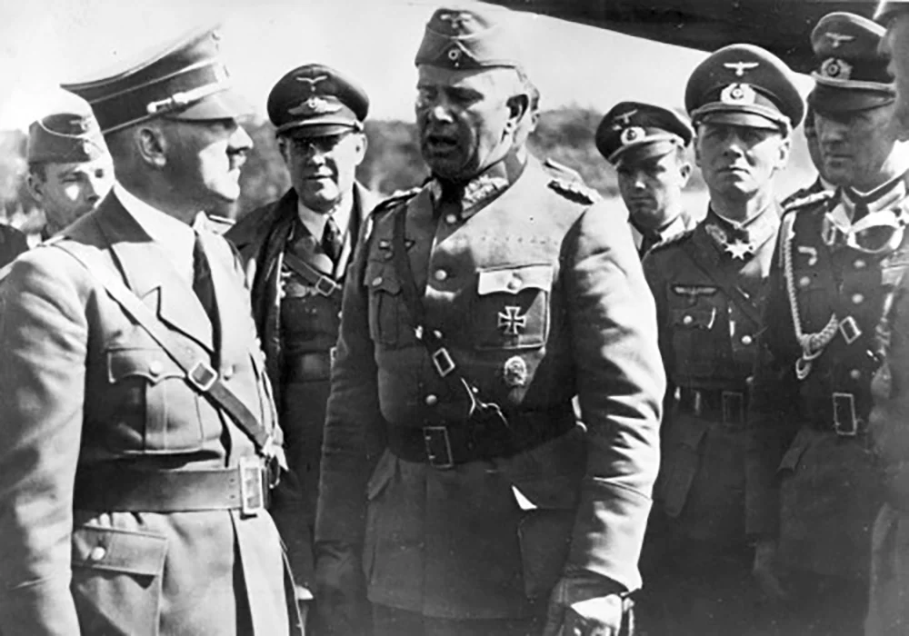 Savaş ilerledikçe Rommel ile Hitler yönetimi arasındaki görüş ayrılıkları arttı.

Rommel, cephedeki gerçek durumu değerlendirerek bazı geri çekilme kararlarının alınması gerektiğini savunuyordu.