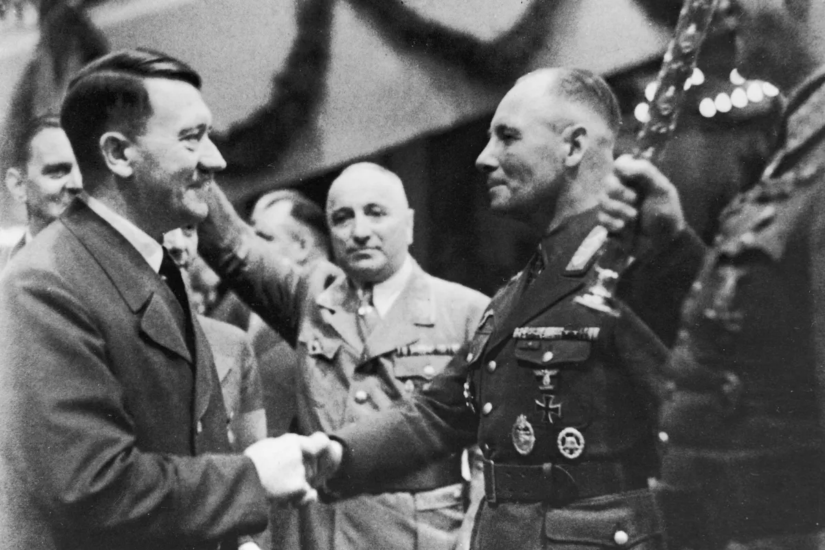 Erwin Rommel, I. Dünya Savaşı'nda da görev yapmış deneyimli bir subaydı. Asıl ününü ise II. Dünya Savaşı sırasında kazandı.

Almanya'nın Fransa Seferi'ndeki başarısının ardından dikkat çeken Rommel, 1941 yılında Kuzey Afrika'daki Alman birlikleri olan Afrika Korps'un komutanlığına getirildi.