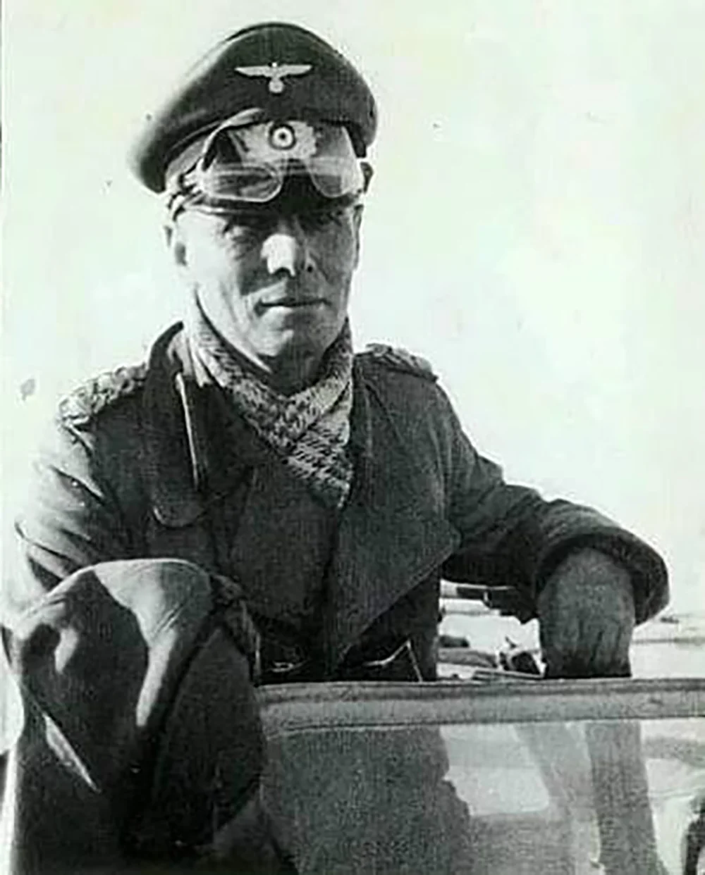 Rommel'in en bilinen özelliği, savaş alanında hız ve sürpriz unsurunu kullanmasıydı.

Düşman kuvvetleri onun saldırı yönünü ve zamanlamasını tahmin etmekte zorlanıyordu.

Çöl ortamında küçük birliklerle büyük etkiler oluşturması nedeniyle İngiliz askerleri ona "Çöl Tilkisi" adını verdi.

Rommel, rakipleri tarafından da askeri yeteneğiyle saygı duyulan nadir Alman komutanlardan biri oldu.