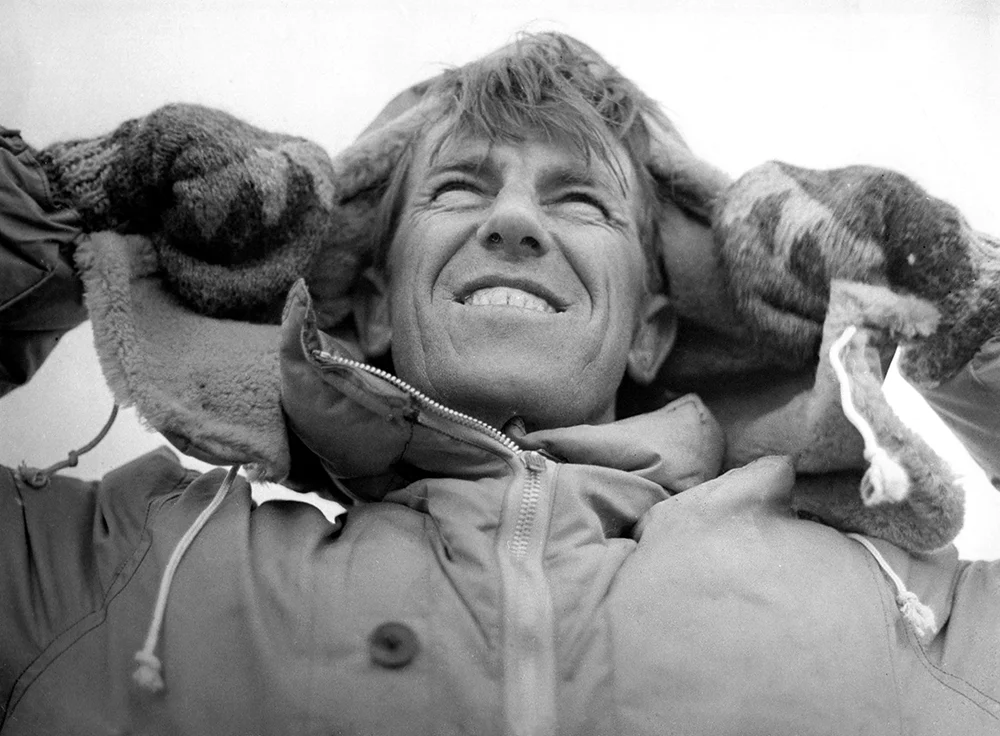 Edmund Hillary, 20 Temmuz 1919’da Yeni Zelanda’nın Auckland kentinde dünyaya geldi. Ailesinin arıcılık işiyle uğraşması nedeniyle gençlik yıllarında bu işle de ilgilendi. Ancak dağcılık, zamanla hayatının en önemli tutkularından birine dönüştü.

Yeni Zelanda’nın dağlarında deneyim kazanan Hillary, 1951’de Everest çevresindeki keşif çalışmalarına katıldı. Ardından 1952’de Cho Oyu seferinde yer aldı. Bu deneyimler, onun yüksek irtifada karşılaşacağı zorluklara hazırlanmasını sağladı.

Hillary, 1953 yılında İngiliz Everest Seferi ekibine katıldığında artık deneyimli bir dağcıydı. Fakat dünyanın en yüksek noktasına ulaşmak, daha önce yaptığı tırmanışlardan çok daha zorlu olacaktı.