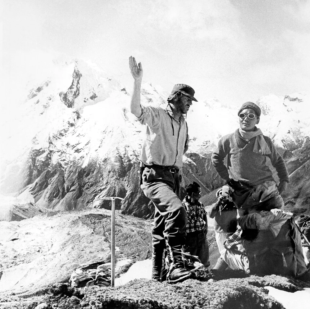 Himalayalar’da, Nepal ile Tibet sınırında yükselen Everest’in zirvesi, deniz seviyesinden yaklaşık 8 bin 849 metre yüksektedir. Bu yükseklikte hava basıncı ciddi ölçüde düşer ve vücudun kullanabildiği oksijen azalır. İnsan bedeni, en basit hareketleri bile yapmakta zorlanırken soğuk, sert rüzgâr ve ani hava değişimleri hayati tehlikeyi artırır.