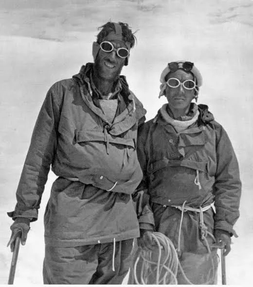 Everest tırmanışının ardından kamuoyunun merak ettiği konulardan biri, zirveye ilk kimin bastığı oldu.

Hillary ve Norgay, uzun süre zirveye birlikte ulaştıklarını vurguladı. Aralarındaki dayanışmayı öne çıkaran bu yaklaşım, tarihî başarının tek bir kişinin hanesine yazılmasına karşı güçlü bir mesajdı.

Hillary, 1990’lı yıllarda yaptığı açıklamalarda zirveye önce kendisinin çıktığını belirtti. Buna rağmen Everest’in ilk başarılı tırmanışı, iki dağcının ortak başarısı olarak anılmaya devam etti.

Çünkü bu yolculukta biri olmadan diğerinin başarıya ulaşmasının ne kadar zor olduğu, seferin bütün hikâyesinde açıkça görülüyordu.