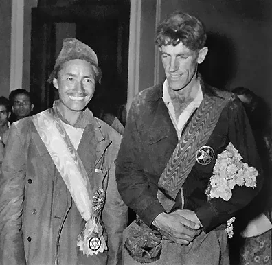 Everest’in zirvesine ulaşıldığı haberi, İngiltere Kraliçesi II. Elizabeth’in taç giyme töreninden yalnızca birkaç gün önce dünyaya duyuruldu. Haber, uluslararası basında büyük yankı uyandırdı ve iki dağcı bir anda dünya çapında tanınan isimlere dönüştü.

Edmund Hillary, başarısının ardından şövalyelik unvanı aldı. Tenzing Norgay de uluslararası alanda büyük saygı gördü. Ancak Norgay’nin katkısının, dönemin bazı anlatılarında Hillary’nin gölgesinde kaldığı yönünde eleştiriler de yapıldı.

Bu durum, dağcılık tarihindeki önemli bir gerçeği yeniden gündeme getirdi: Keşif seferlerinin başarılarında yerel rehberlerin ve Şerpa dağcıların emeği, uzun süre yeterince görünür olmayabiliyordu.