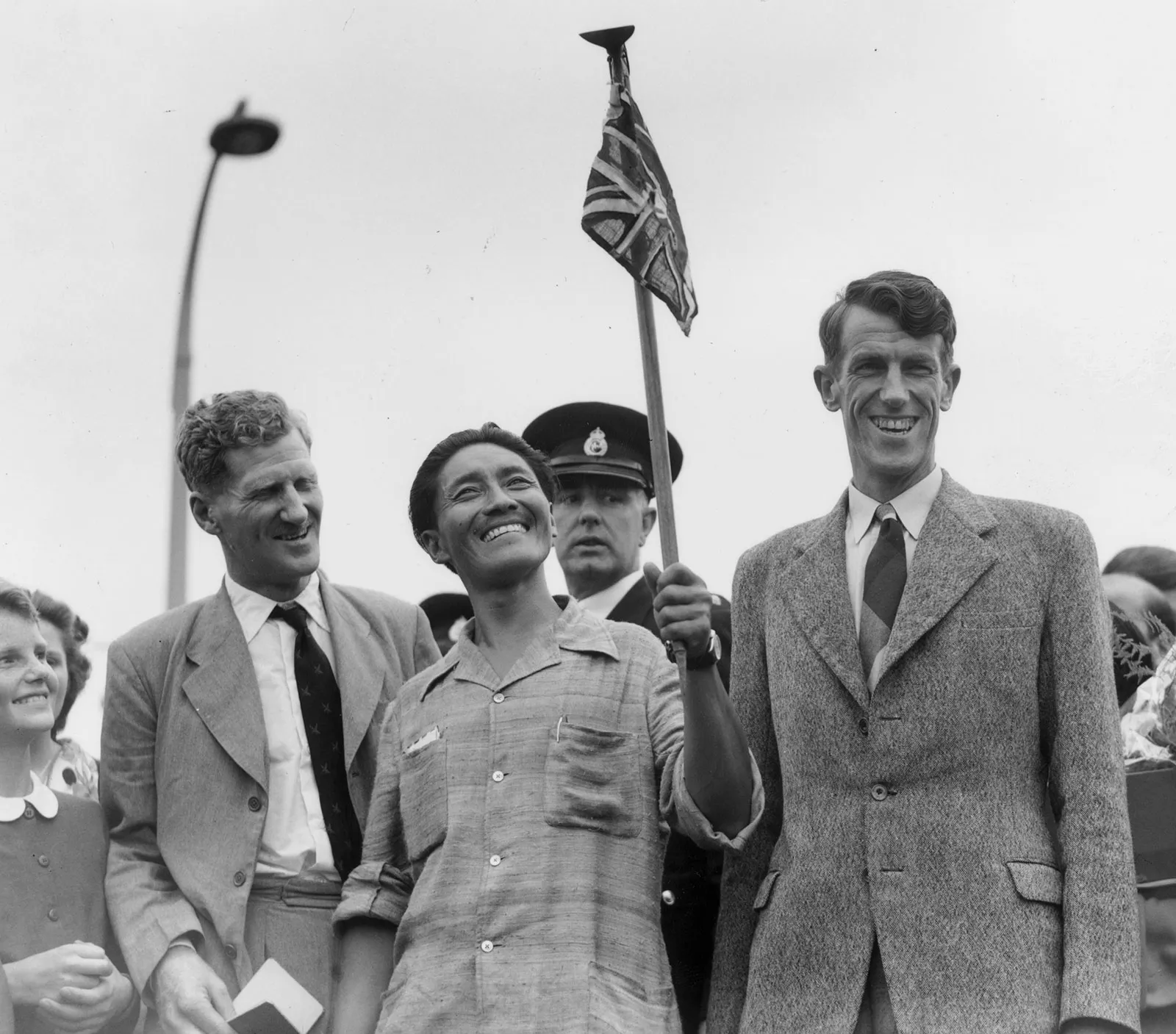 Norgay ise dağcılıkla bağını sürdürdü ve Şerpa dağcıların deneyiminin daha fazla tanınması için önemli bir isim hâline geldi.

Tenzing Norgay 1986’da, Edmund Hillary ise 2008’de hayatını kaybetti. Ancak iki ismin adı, Everest’in tarihine kalıcı biçimde yazıldı.