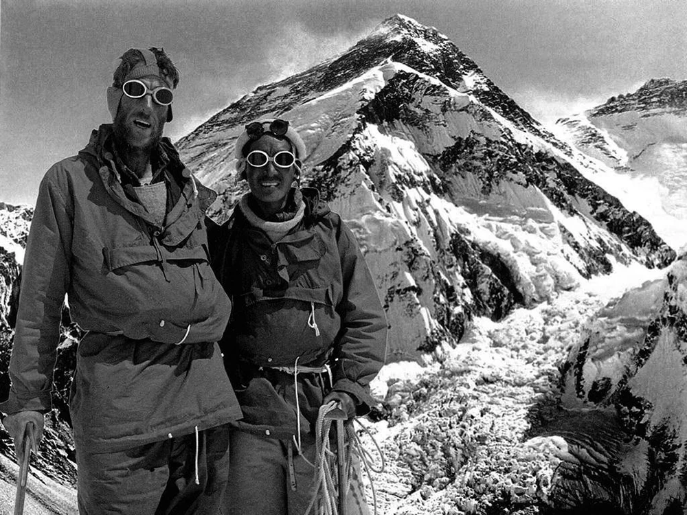 Dünyanın en yüksek dağı Everest’e ilk başarılı tırmanışı 29 Mayıs 1953’te gerçekleştiren Edmund Hillary ve Tenzing Norgay’nin hikâyesi, yıllarca süren keşiflerin, ölümcül risklerin ve büyük bir dayanışmanın öyküsü. İki dağcı, insanlık tarihinin en önemli dağcılık başarılarından birine imza attı.