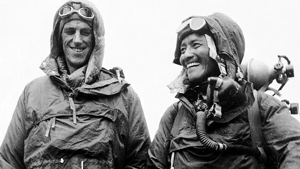 Saat 11.30 civarında Edmund Hillary ve Tenzing Norgay, Everest’in zirvesine ulaştı. Böylece insanlık tarihinde ilk kez iki dağcı, dünyanın en yüksek noktasında oldukları kesin olarak belgelenen başarılı bir tırmanışı tamamladı.

İkili zirvede kısa süre kaldı. Norgay, yanında taşıdığı buz kazmasına çeşitli bayraklar bağladı. Hillary ise fotoğraf çekti; Norgay’nin zirvede çekilen ve hafızalara kazınan fotoğrafı, keşif tarihinin en tanınmış görüntülerinden biri oldu.