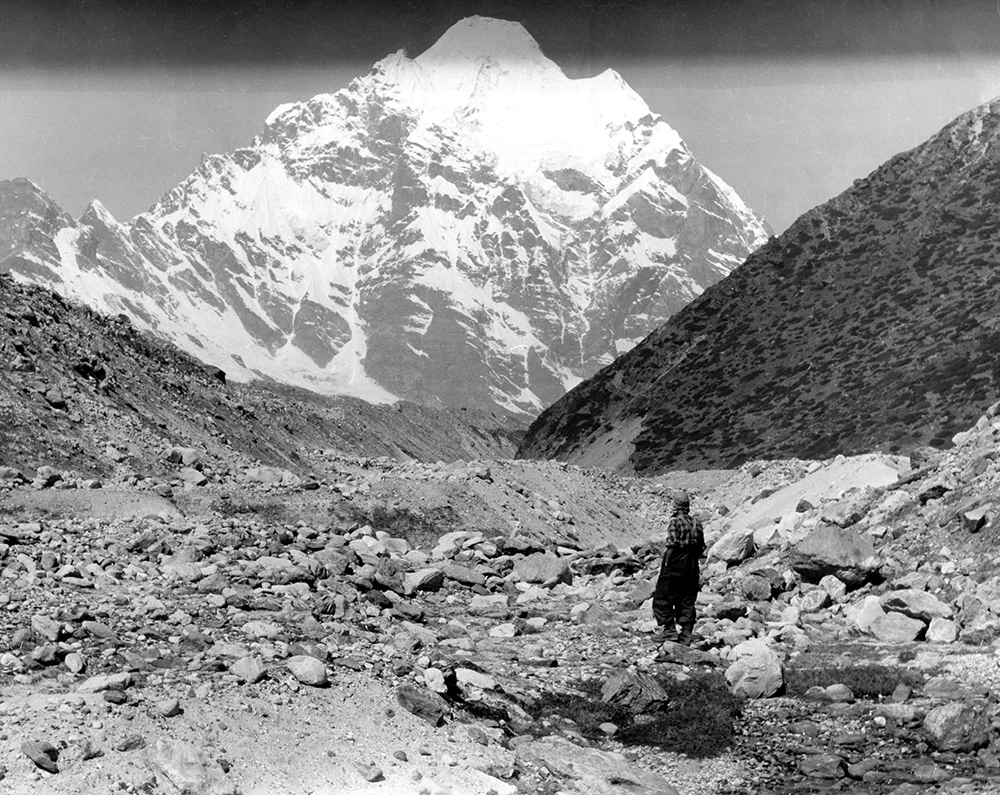 Everest’e ulaşmak isteyen dağcılar, yalnızca fiziksel güçlerini değil, karar verme yeteneklerini de sınamak zorundaydı. Yanlış zamanda atılan bir adım, yetersiz oksijen veya gecikmiş bir dönüş kararı, bir keşif girişimini felakete dönüştürebilirdi.