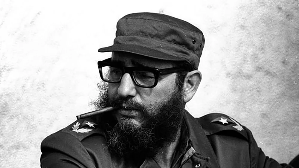 13 Ağustos 1926'da dünyaya gelen Fidel Castro'nun doğumunun üzerinden 100 yıl geçti. Küba Devrimi'nin lideri olarak 20. yüzyılın en önemli siyasi figürlerinden biri haline gelen Castro; ABD ile çatışması, Che Guevara ile yol arkadaşlığı, Sovyetler Birliği ile ittifakı ve yarım asrı aşan iktidarıyla dünya tarihinin en tartışmalı liderlerinden biri oldu.