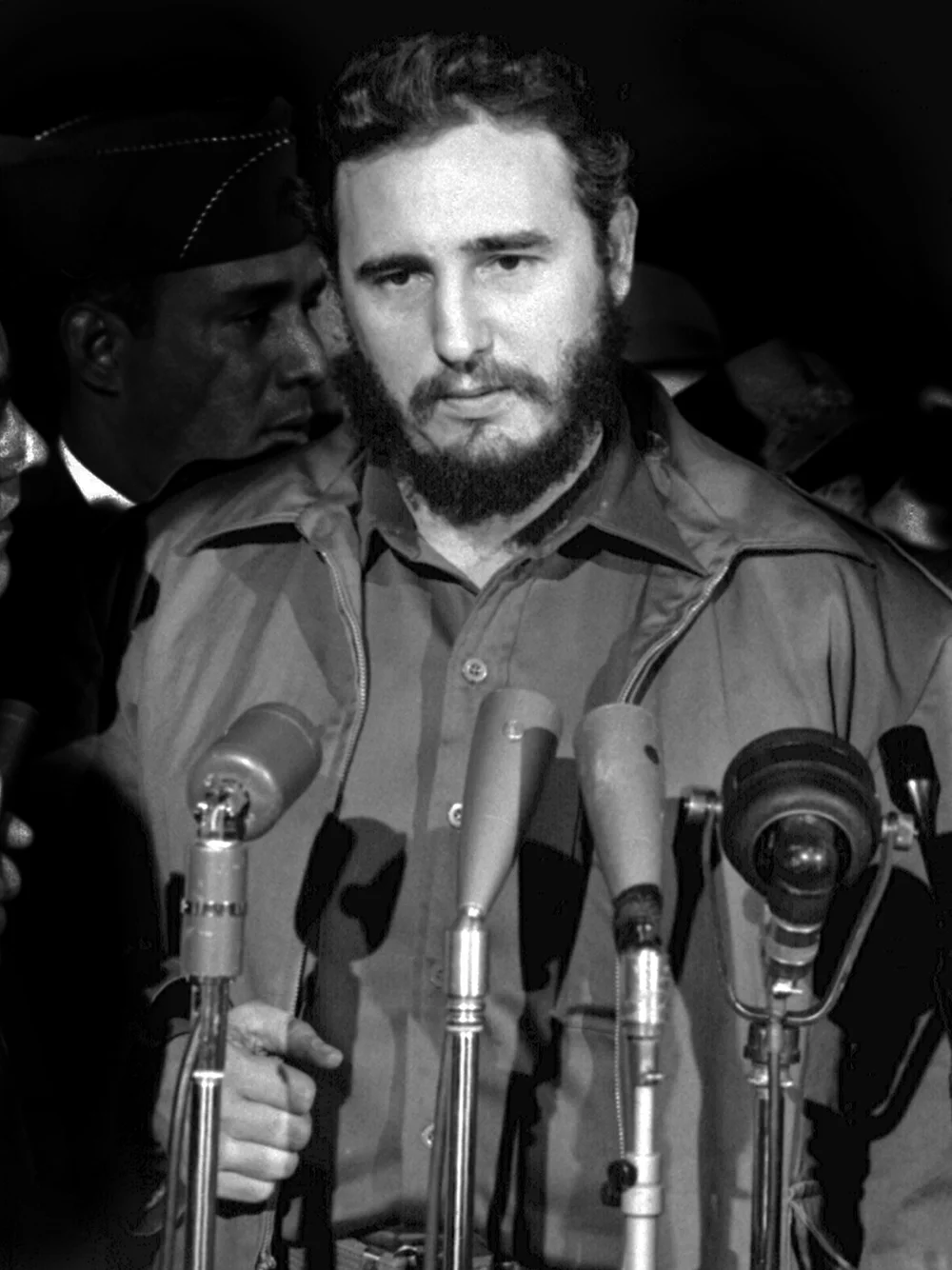 Castro'nun iktidarının en uzun soluklu mücadelelerinden biri ABD ile yaşandı.

Washington yönetiminin Küba'ya uyguladığı ekonomik yaptırımlar ve ambargo, ülkenin ekonomisini onlarca yıl etkiledi.

Castro ise ABD karşısında geri adım atmadı.

Küba lideri, kendisini yalnızca ülkesini yöneten bir siyasetçi olarak değil, Latin Amerika'daki ABD etkisine karşı çıkan devrimci bir lider olarak konumlandırdı.

Bu nedenle dünya kamuoyunda Castro'ya yönelik bakış hiçbir zaman tek yönlü olmadı.
