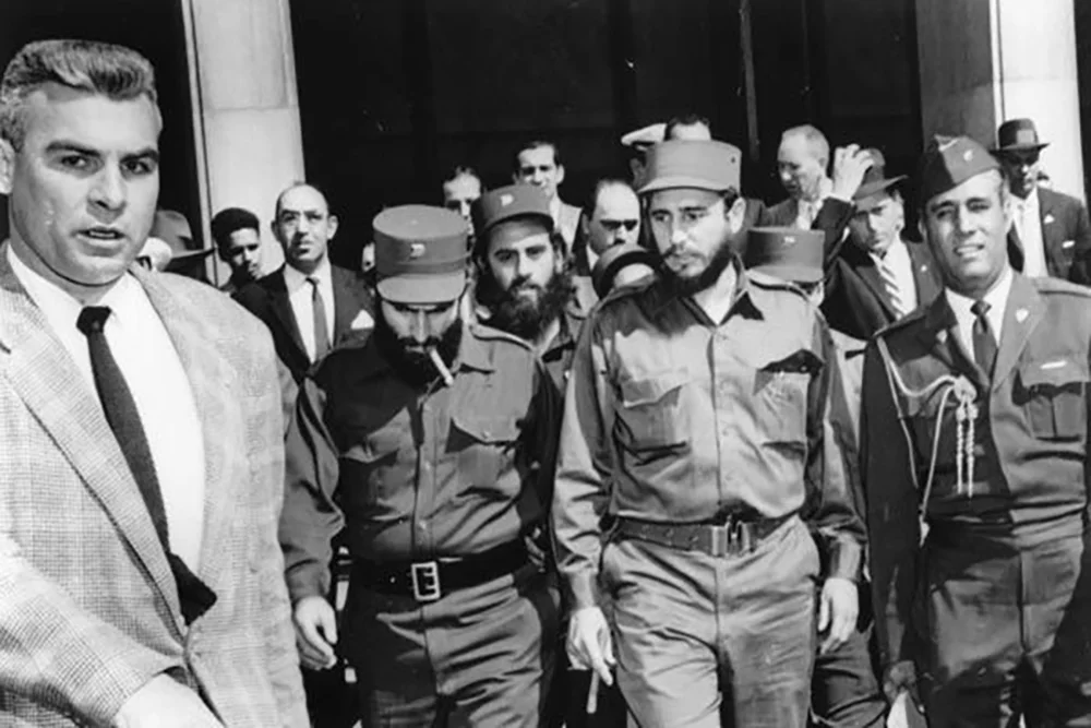 Castro'nun destekçileri, Küba'da sağlık ve eğitim alanlarında gerçekleştirilen dönüşümleri öne çıkardı.

Özellikle okuryazarlık kampanyası ve ücretsiz sağlık hizmetleri, Castro yönetiminin en fazla savunulan politikaları arasında yer aldı.

Muhalifleri ise tek parti yönetimini, siyasi özgürlüklerin kısıtlanmasını, muhaliflere yönelik baskıları ve insan hakları ihlallerini eleştirdi.

Bu nedenle Fidel Castro'nun mirası, ölümünden yıllar sonra bile tartışılmaya devam ediyor.