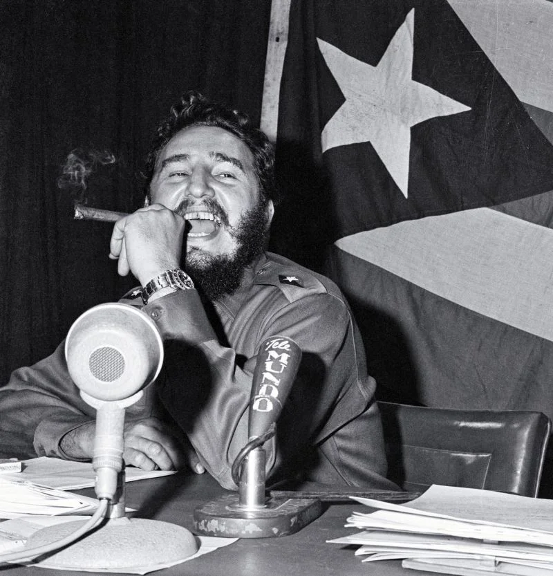 Castro yönetimi, özel mülkiyet ve büyük şirketlerin faaliyetleri üzerinde kapsamlı değişikliklere gitti.

Toprak reformları yapıldı, büyük işletmeler kamulaştırıldı ve ekonomik sistem giderek devlet merkezli hale geldi.

Küba'nın Sovyetler Birliği ile ilişkileri güçlenirken ABD ile ilişkiler hızla bozuldu.

1961 yılında ABD, Küba'ya yönelik Domuzlar Körfezi Çıkarması'nı destekledi.

Operasyon başarısız oldu.

Bu başarısızlık Castro'nun içerideki konumunu güçlendirdi.