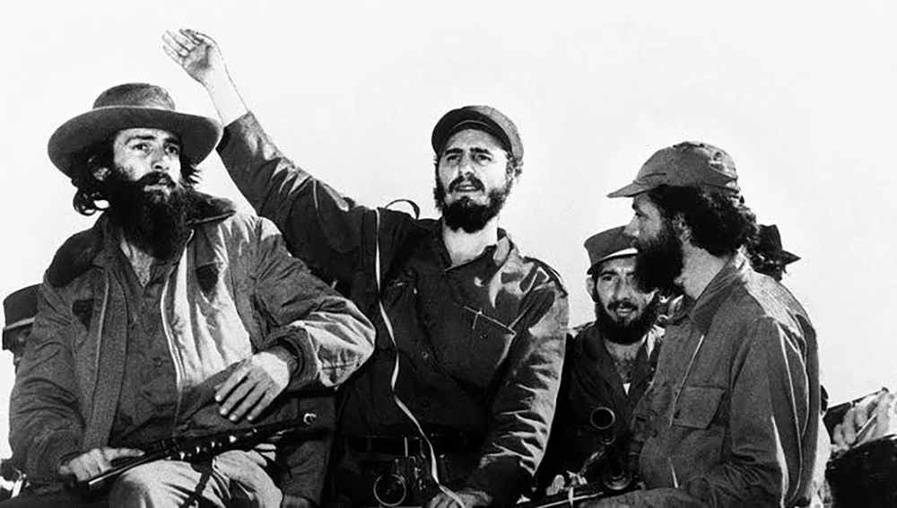 26 Temmuz 1953'te Castro ve beraberindeki yaklaşık 160 kişilik grup, Santiago de Cuba'daki Moncada Kışlası'na saldırdı.

Operasyon başarısız oldu.

Castro yakalandı ve yargılandı. Mahkemede yaptığı savunma sırasında rejime yönelik sert eleştirilerde bulundu.

Hapse mahkûm edilen Castro, birkaç yıl sonra siyasi af kapsamında serbest bırakıldı.

Ancak hapishane onun için son değil, yeni bir başlangıçtı.