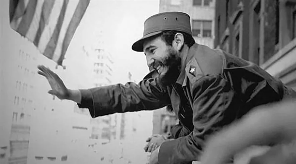 Fidel Alejandro Castro Ruz, 13 Ağustos 1926'da Küba'nın doğusundaki Birán bölgesinde doğdu. Varlıklı bir ailenin çocuğu olan Castro, eğitim hayatının ardından Havana Üniversitesi'nde hukuk eğitimi aldı.

Gençlik yıllarında siyasete ilgi duyan Castro, Küba'nın içinde bulunduğu siyasi yapıdan giderek daha fazla rahatsız olmaya başladı.

1952 yılında Fulgencio Batista'nın askeri darbeyle iktidarı ele geçirmesi, Castro'nun hayatındaki en önemli dönüm noktalarından biri oldu.

Castro, Batista yönetimine karşı mücadele etmeye karar verdi.