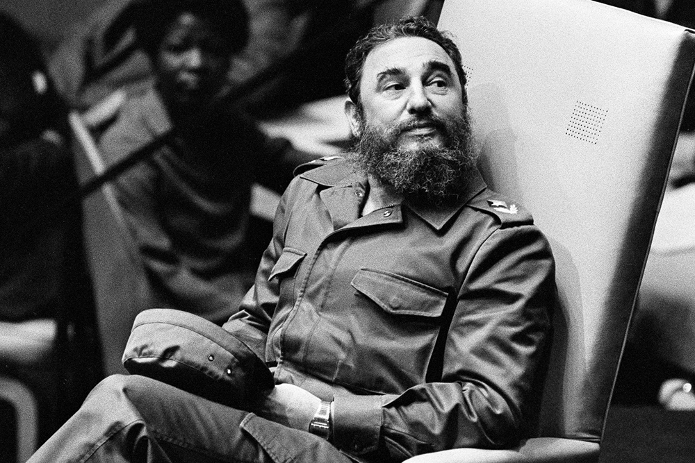 Fidel Castro'nun hikâyesi bu nedenle yalnızca bir liderin hayat hikâyesi değil.

20. yüzyılın devrim, Soğuk Savaş, nükleer tehdit ve ideolojik mücadele tarihinin de hikâyesi.

13 Ağustos 1926'da doğan Fidel Castro, aradan geçen bir asra rağmen dünya tarihinin en çok tartışılan siyasi figürlerinden biri olmayı sürdürüyor.