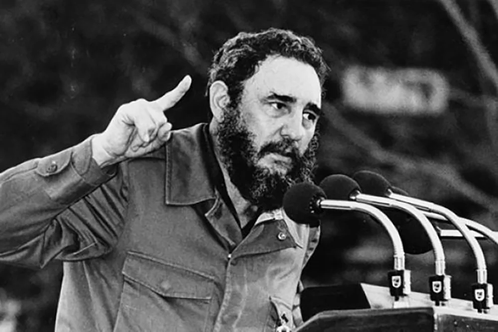 25 Kasım 1956'da Castro, kardeşi Raúl Castro, Che Guevara ve diğer devrimcilerle birlikte Granma isimli yatla Meksika'dan Küba'ya hareket etti.

Küba'ya ulaştıklarında Batista güçlerinin saldırısına uğradılar.

Hayatta kalan küçük grup Sierra Maestra dağlarına çekildi.

Burada gerilla savaşı başladı.

Castro'nun hareketi zamanla güçlendi. Batista yönetimine karşı mücadele büyürken, hükümet güçlerinin kontrolü zayıflamaya başladı.