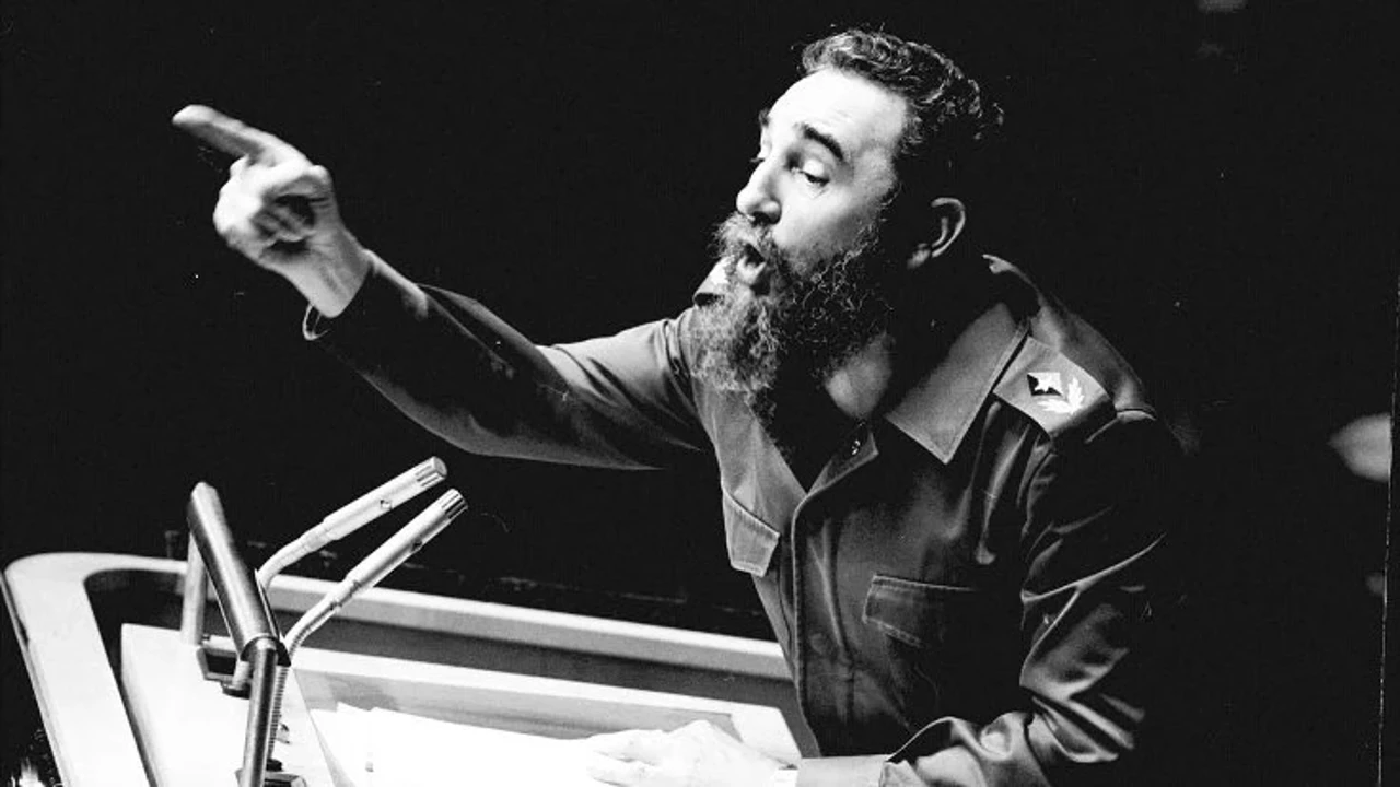 Castro döneminin en kritik olaylarından biri 1962'de yaşandı.

Sovyetler Birliği'nin Küba'ya nükleer füze yerleştirmesi üzerine ABD ile Sovyetler Birliği arasında büyük bir kriz başladı.

Küba Füze Krizi, ABD ile Sovyetler Birliği'ni doğrudan karşı karşıya getirdi.

Dünya, nükleer savaş ihtimalinin en ciddi şekilde hissedildiği günlerden birini yaşadı.

Sonunda Washington ve Moskova arasında anlaşmaya varıldı.

Ancak Küba, Soğuk Savaş'ın sembol ülkelerinden biri haline gelmişti.