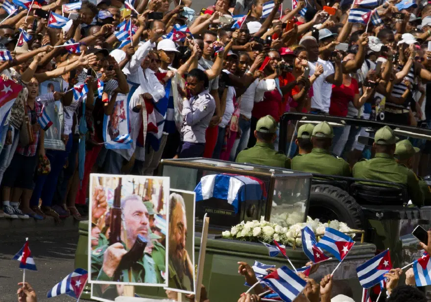 Fidel Castro, 25 Kasım 2016'da 90 yaşında hayatını kaybetti.

Ölümü Küba'da büyük bir yas dönemine yol açtı.

Küba hükümeti tarafından düzenlenen törenlerin ardından Castro'nun naaşı Santiago de Cuba'ya götürüldü.

Dünyanın farklı bölgelerinden liderler ve siyasetçiler Castro'nun ölümü üzerine açıklamalar yaptı.

Kimileri onu emperyalizme karşı direnen bir devrimci olarak andı, kimileri ise otoriter yönetimin sembolü olarak eleştirdi.