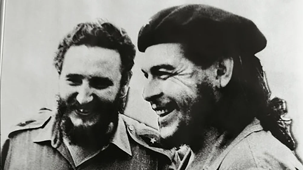 Castro serbest kaldıktan sonra Meksika'ya gitti.

Burada Batista yönetimini devirmek için yeni bir ekip oluşturdu. Bu grubun içerisinde Arjantinli doktor ve devrimci Ernesto “Che” Guevara da bulunuyordu.

Castro ile Guevara'nın tanışması, yalnızca Küba'nın değil, dünya devrim tarihinin de en bilinen ortaklıklarından birinin başlangıcı oldu.

İkili, Küba'ya dönerek gerilla savaşı başlatmak üzere hazırlıklara girişti.
