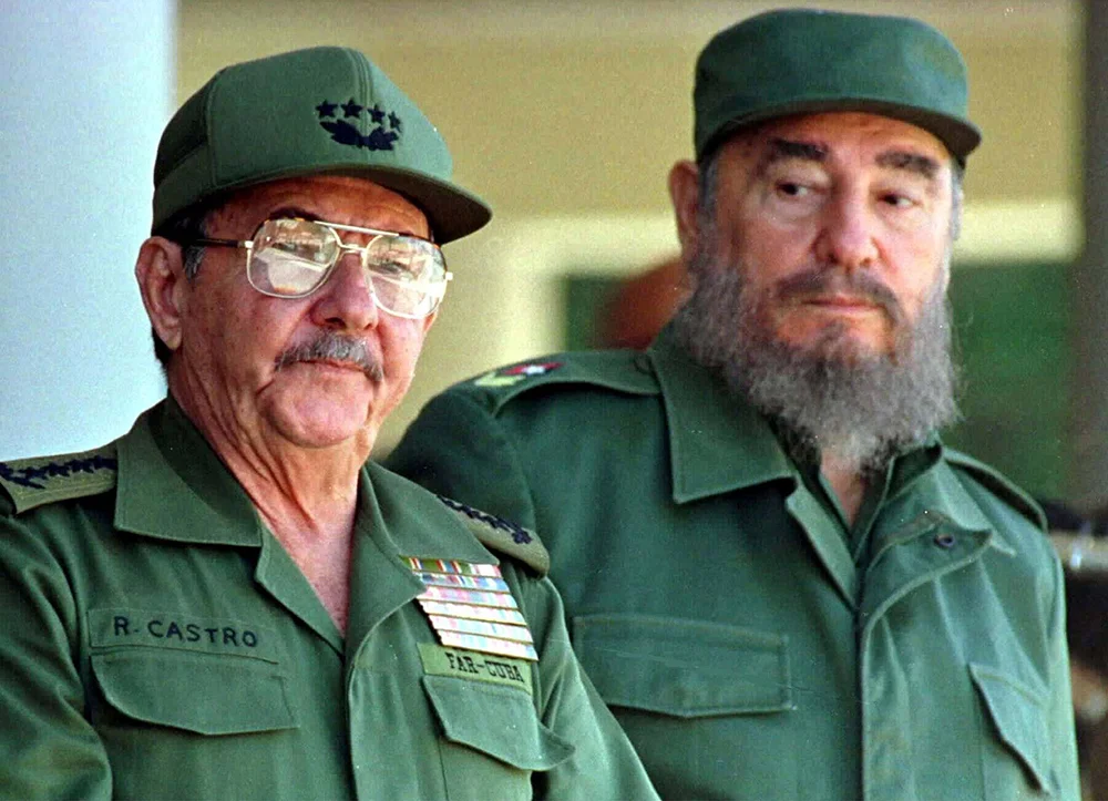 Yıllarca Küba'nın başında kalan Castro, sağlık sorunları nedeniyle 2006 yılında görevlerini geçici olarak kardeşi Raúl Castro'ya devretti.

2008 yılında ise devlet başkanlığından tamamen ayrıldı.

Ancak siyasetten bütünüyle çekilmedi.

Küba'nın siyasi hayatında etkisini sürdürmeye devam etti ve zaman zaman kamuoyuna açıklamalarda bulundu.