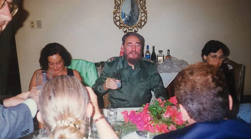 Fidel Castro'nun hayatındaki ilginç duraklardan biri de Türkiye oldu.

Castro, 1996 yılında Birleşmiş Milletler Habitat II Konferansı için İstanbul'a geldi.

İstanbul'daki ziyareti sırasında dönemin Cumhurbaşkanı Süleyman Demirel ve Başbakan Mesut Yılmaz ile görüşen Castro, konferanstaki konuşmasıyla da dikkat çekti.

Türkiye ziyareti, Castro'nun uzun siyasi hayatındaki diplomatik temaslardan biri olarak tarihe geçti.