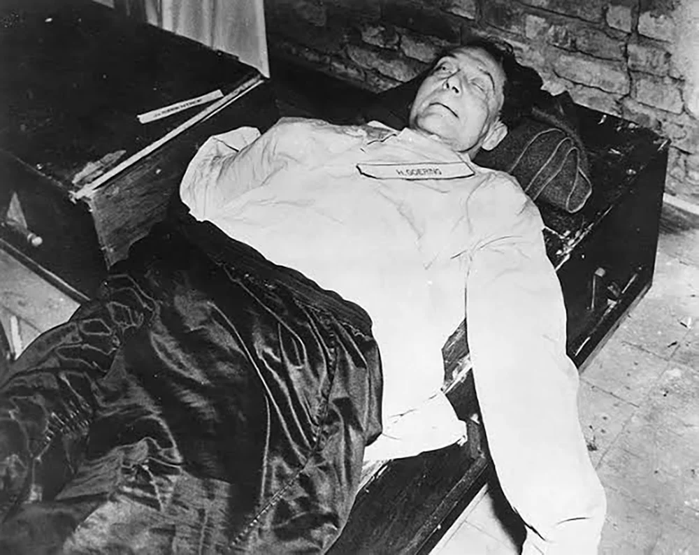15 Ekim gecesi Göring, hücresinde siyanür alarak öldü. İnfazdan yalnızca saatler önce gerçekleşen bu ölüm, cezaevi güvenliğini ve zehrin mahkûma nasıl ulaştığını tartışmaya açtı.